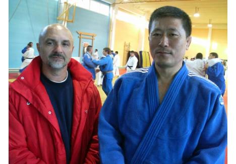 LEGE ŞI ORDINE. Pregătirea judoka din lotul olimpic al României se desfăşoară după regulile impuse de  antrenorul asiatic Han Chang Hi (dreapta), care împreună cu antrenorul coordonator al lotului, orădeanul Emil Morar (stânga), nu se sfieşte să-şi spună părerea deschis despre elevii săi: brânză bună în burduf de câine. Adică talentaţi, dar nu prea dispuşi să muncească...